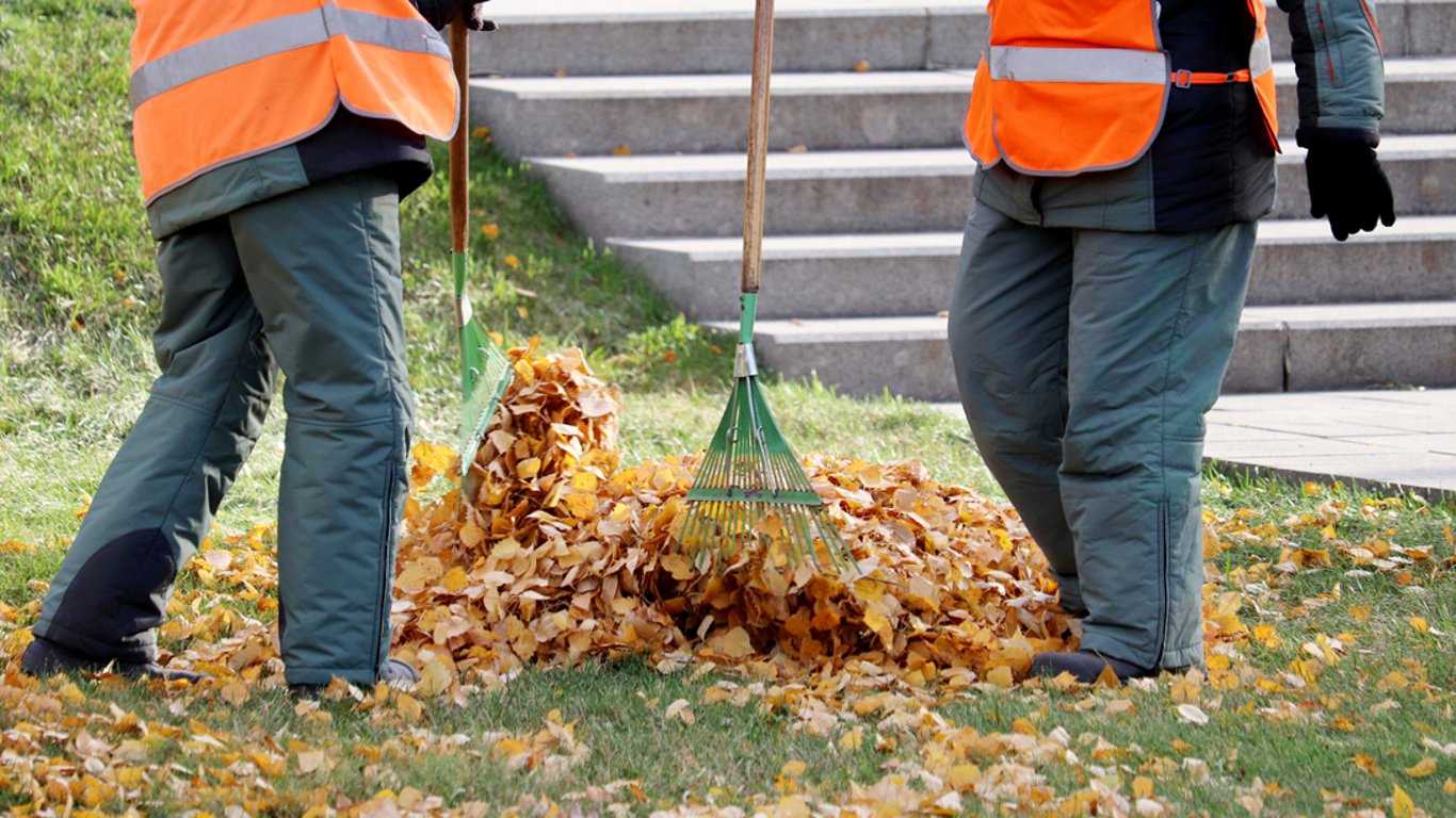 Коммунальщики разбрасывали листья под домом — Новости Одессы