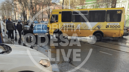 В Одессе маршрутка наполненная пассажирами протаранила легковушку - 285x160