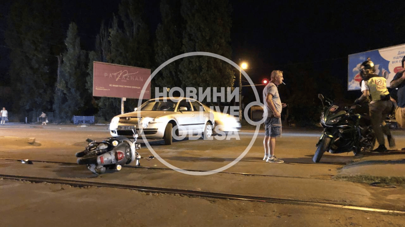 В Одессе машина на скорости снесла мопед - фото