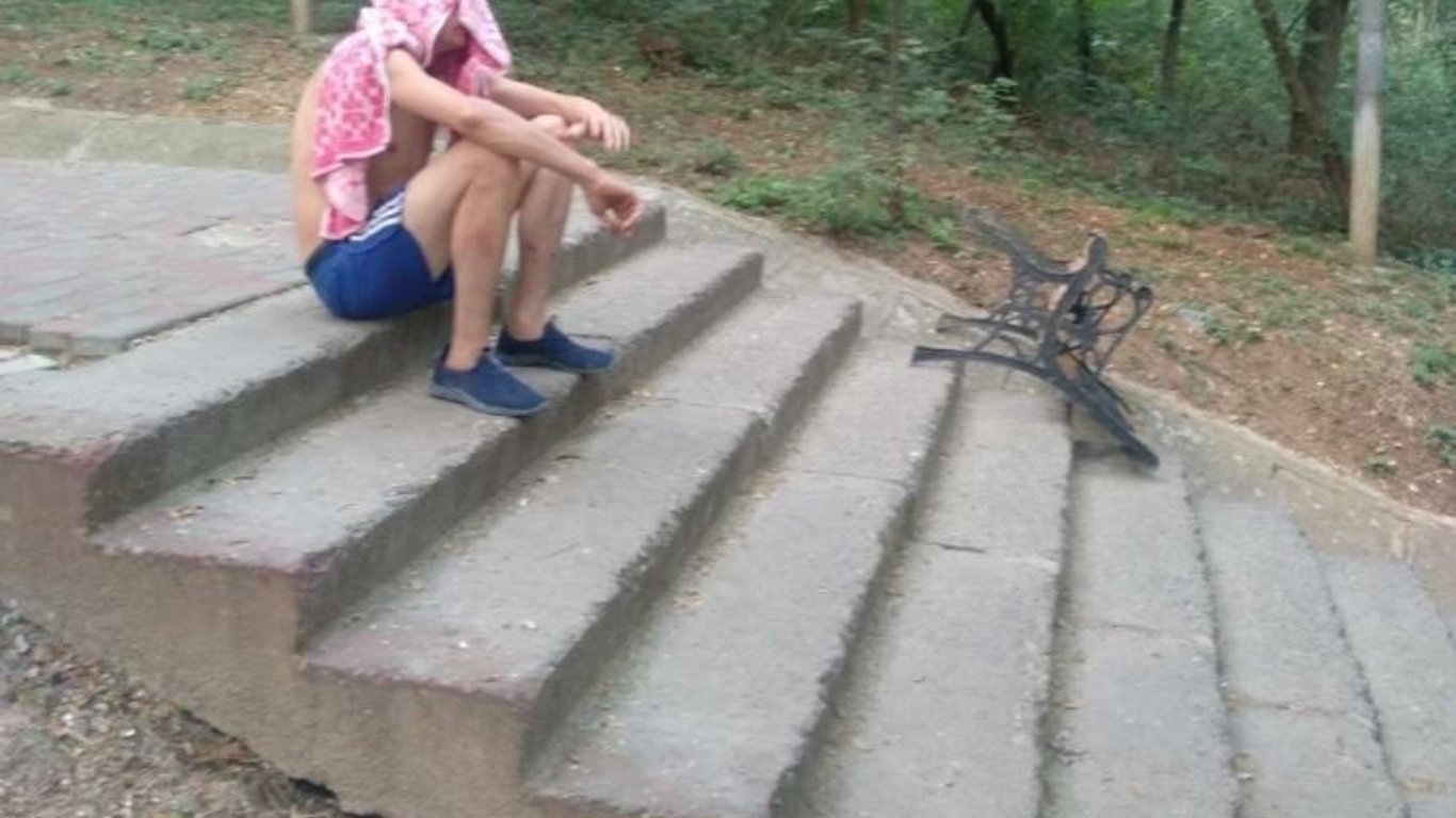 В Одессе мужчина похитил скамейку и бросался на прохожих