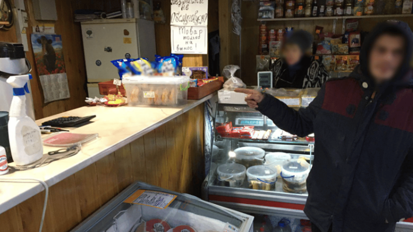 В Одессе мужчина украл телефон у работницы магазина