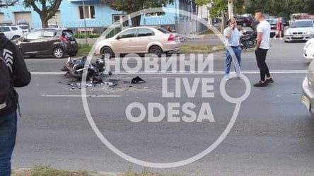 В Одесі на Черемушках мотоцикл в’їхав у автівку: є постраждалі. Відео - 285x160