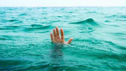 В Одесі на міському пляжі потонув відпочивальник: тіло винесли з води. Відео - 285x160