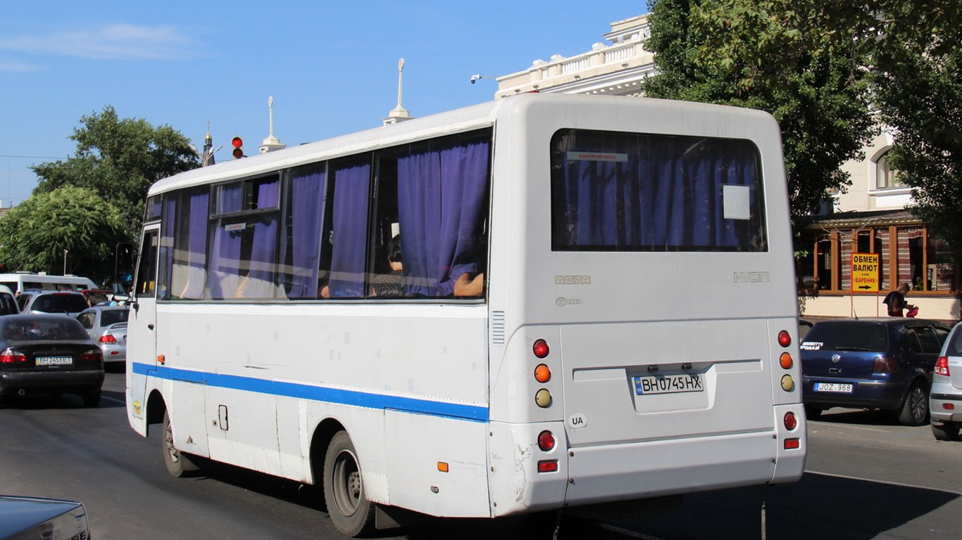 В Одессе на пешеходном переходе маршрутка сбила подростка