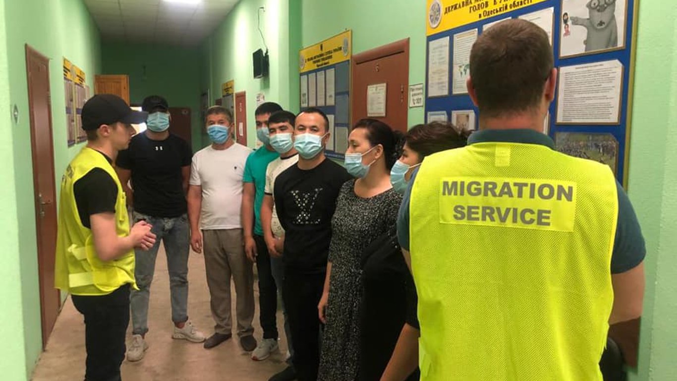 В Одессе на Привозе разоблачили 7 нелегальных мигрантов из Узбекистана