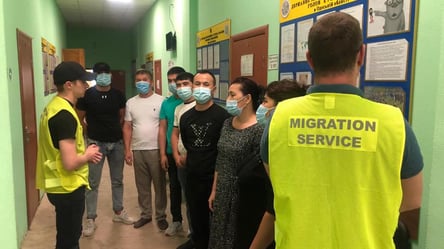 В Одесі на Привозі викрили 7 нелегальних мігрантів з Узбекистану - 285x160