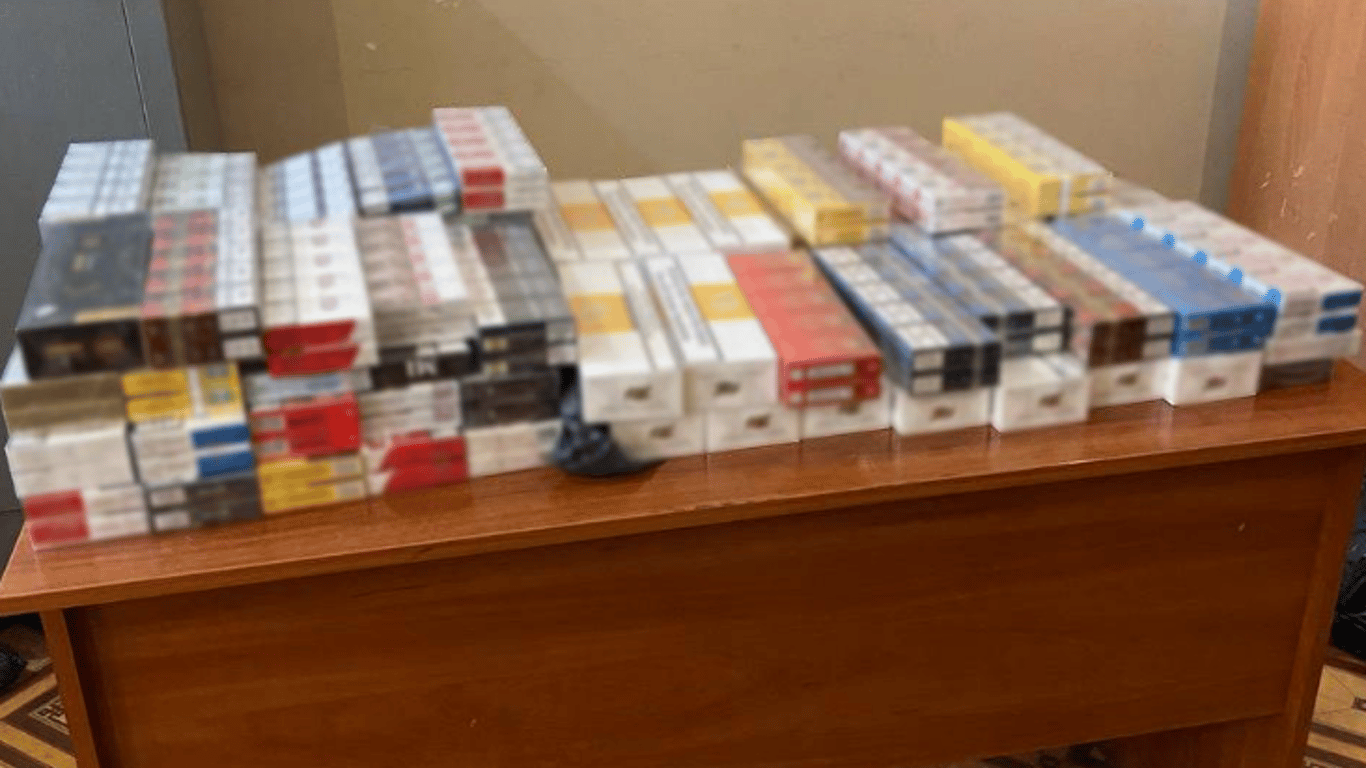 В Одессе на сотнях пачек контрабандных сигарет погорели два предпринимателя