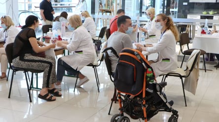 В Одесі почали щеплювати Moderna: де можна вакцинуватися від COVID-19 - 285x160