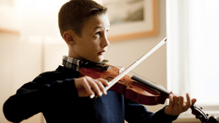В центре Одессы в полночь 10-летний мальчик играл на скрипке, пока его родители были в гостях. Видео - 285x160