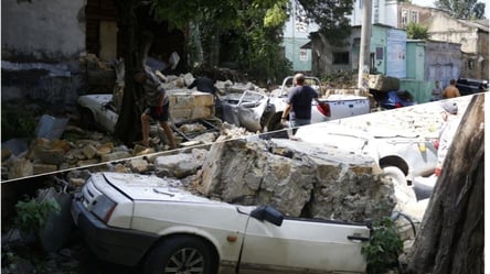 В Одессе обрушилась стена дома: под завалами оказались три машины. Фото - 285x160