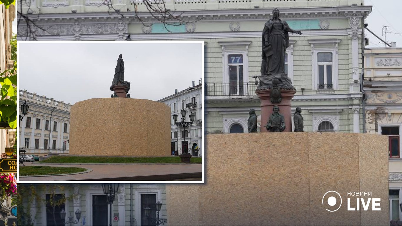 В Одессе памятник Екатерине II оградили забором