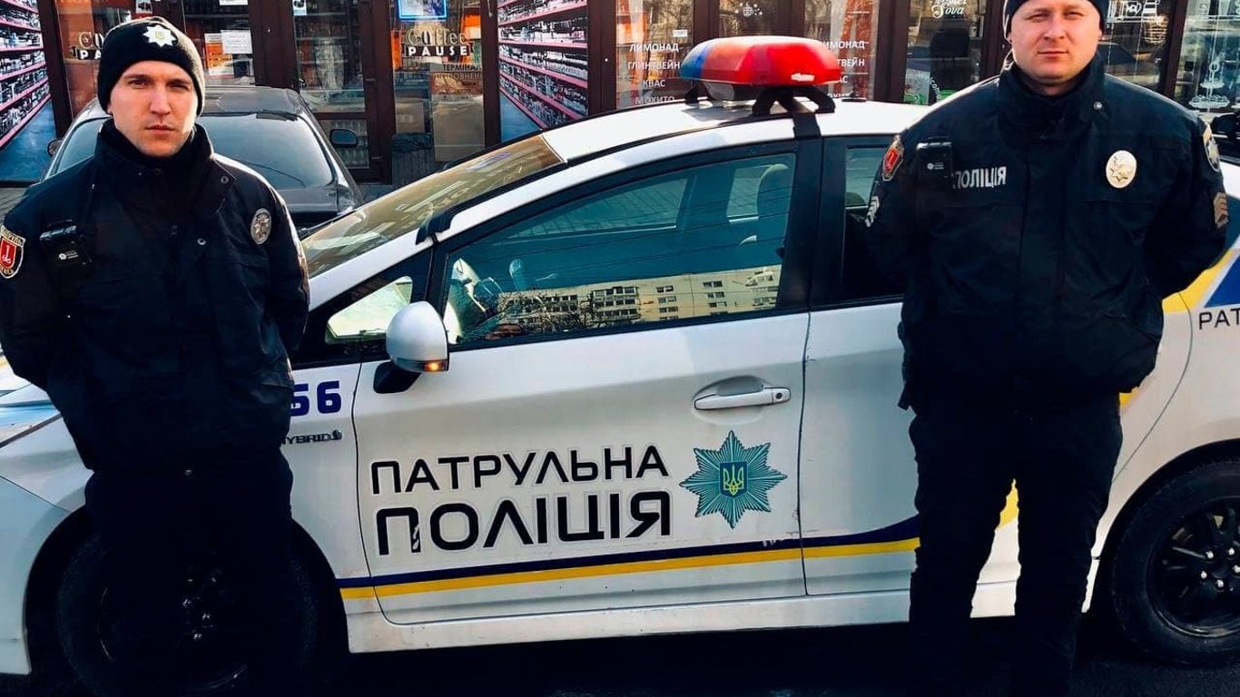 Одесские патрульные спасли мужчину, которому стало плохо в запертой квартире