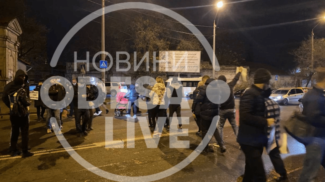 В Одессе перекрыли дорогу жители ЖК из-за отсутствия света и воды