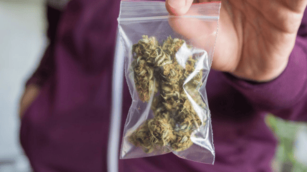 В Одесі підлітка затримали з наркотиками "на руках". Фото - 285x160