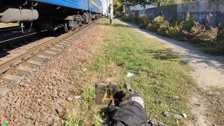 Смерть на рейках: в Одесі поїзд на смерть збив чоловіка - 285x160