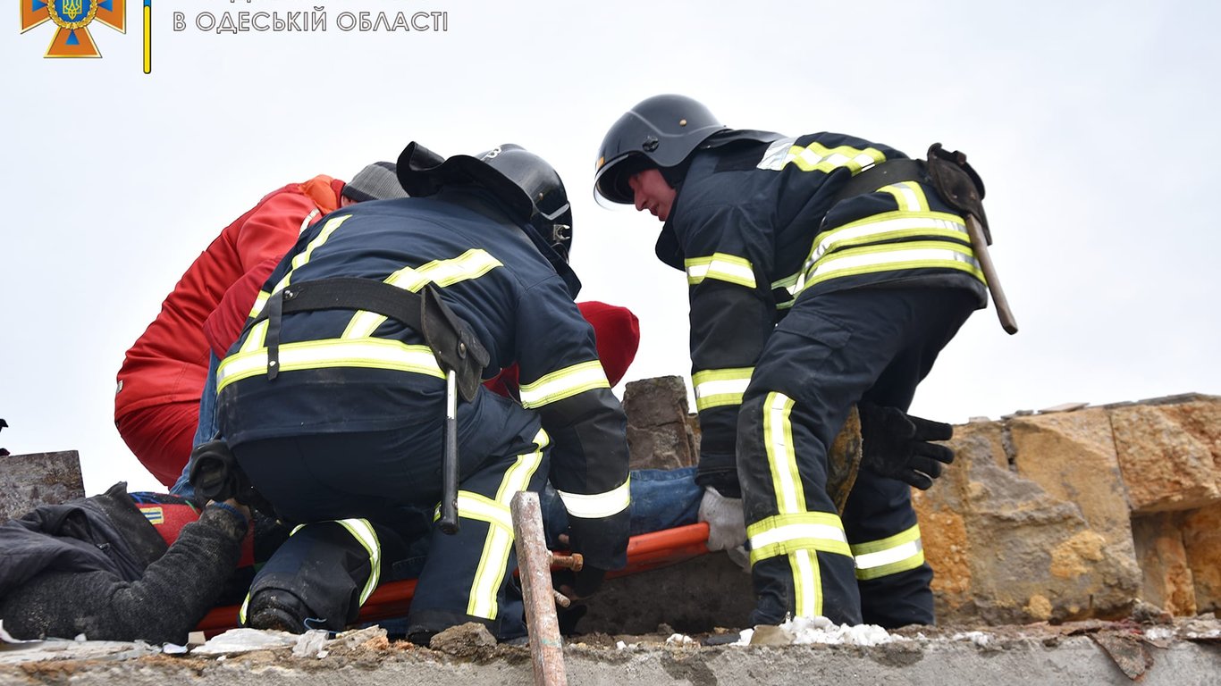 Обрушение в Одессе - один из пострадавших умер в карете "скорой"