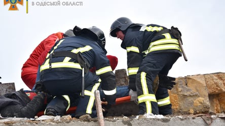 Обвалення стіни будинку в Одесі: один з постраждалих помер у кареті "швидкої" - 285x160