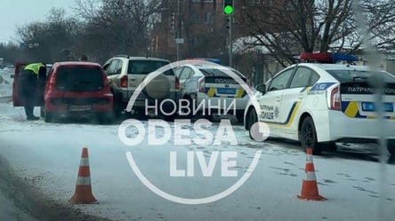 Випав сніг – дороги у заторах: в Одесі сталася потрійна ДТП із поліцейськими - 285x160