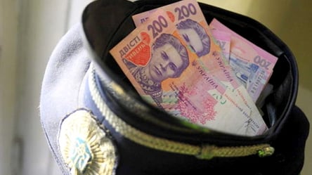Знову хабарництво: одеських поліцейських підозрюють у вимаганні грошей та погрозах - 285x160