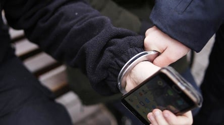 Выхватил телефон: в Одессе поймали подростка, который ограбил прохожего - 285x160