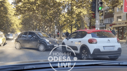 В Одессе посреди полосы столкнулись две легковушки: ДТП спровоцировало пробку - 285x160