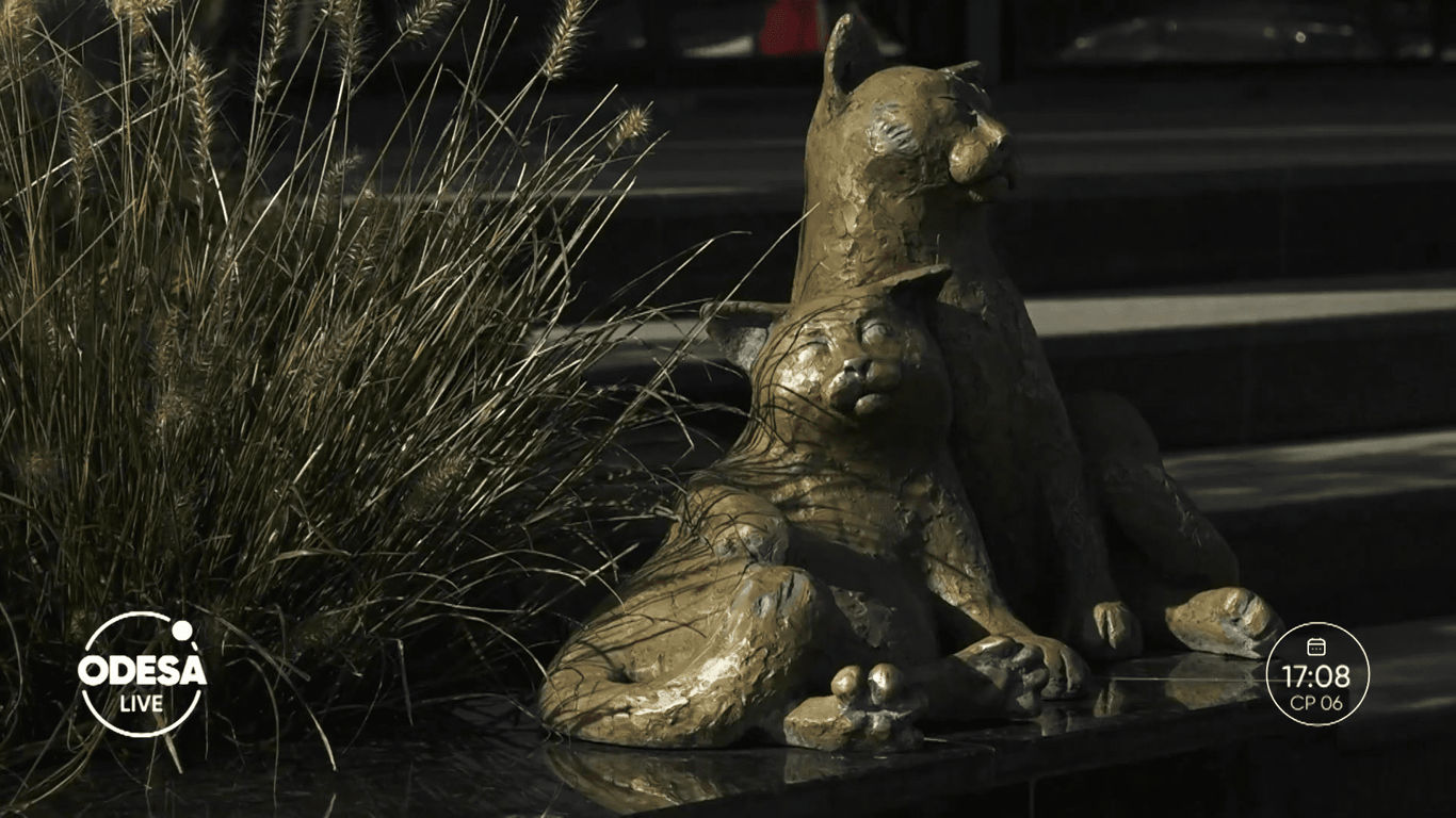 В Одесі з'явилась ще одна скульптура з котиками
