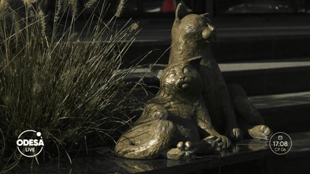 Котячий культ: в Одесі з'явилась ще одна скульптура котиків - 285x160