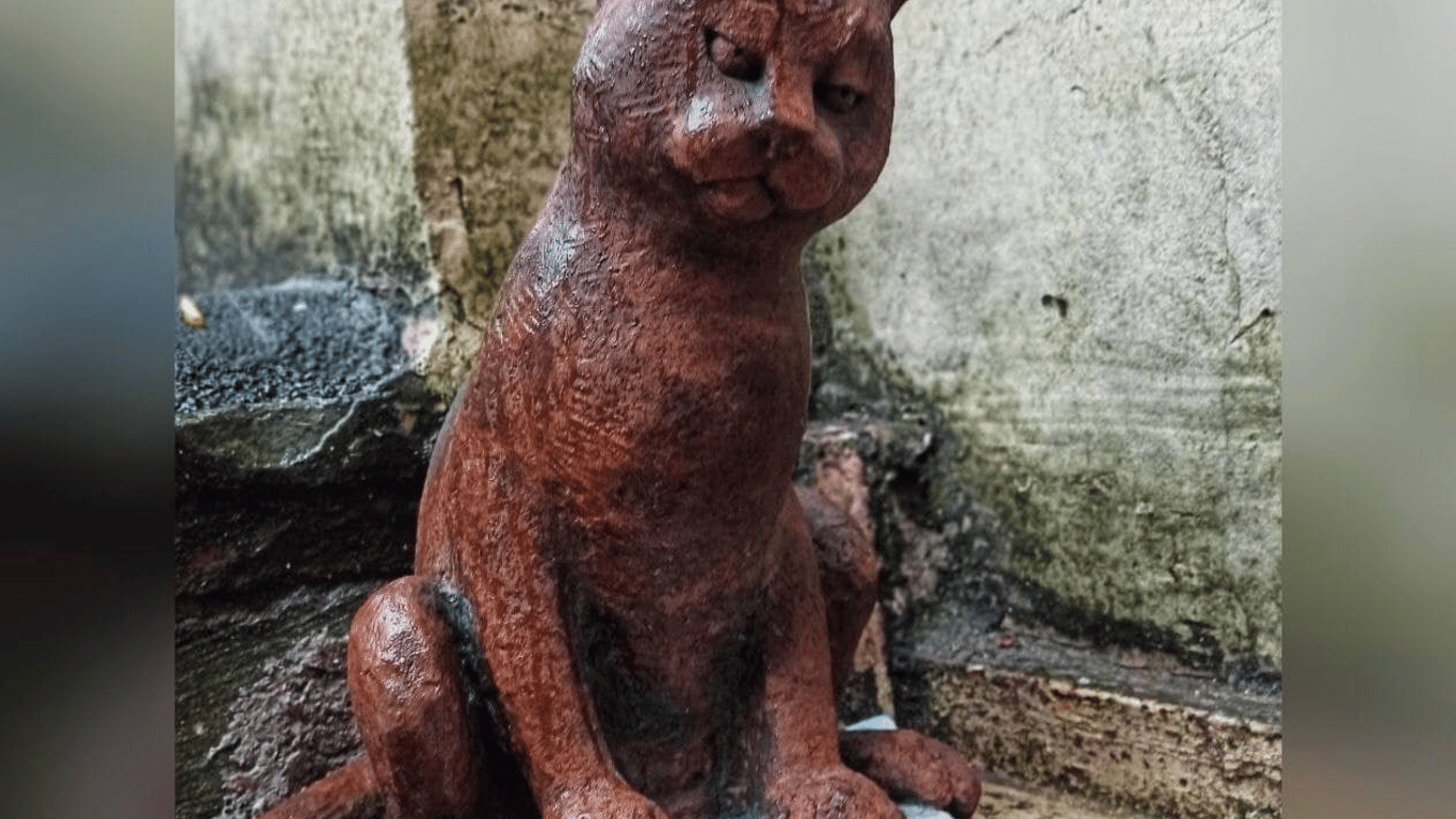 В Одесі з'явилася скульптура кота-видавця - фото