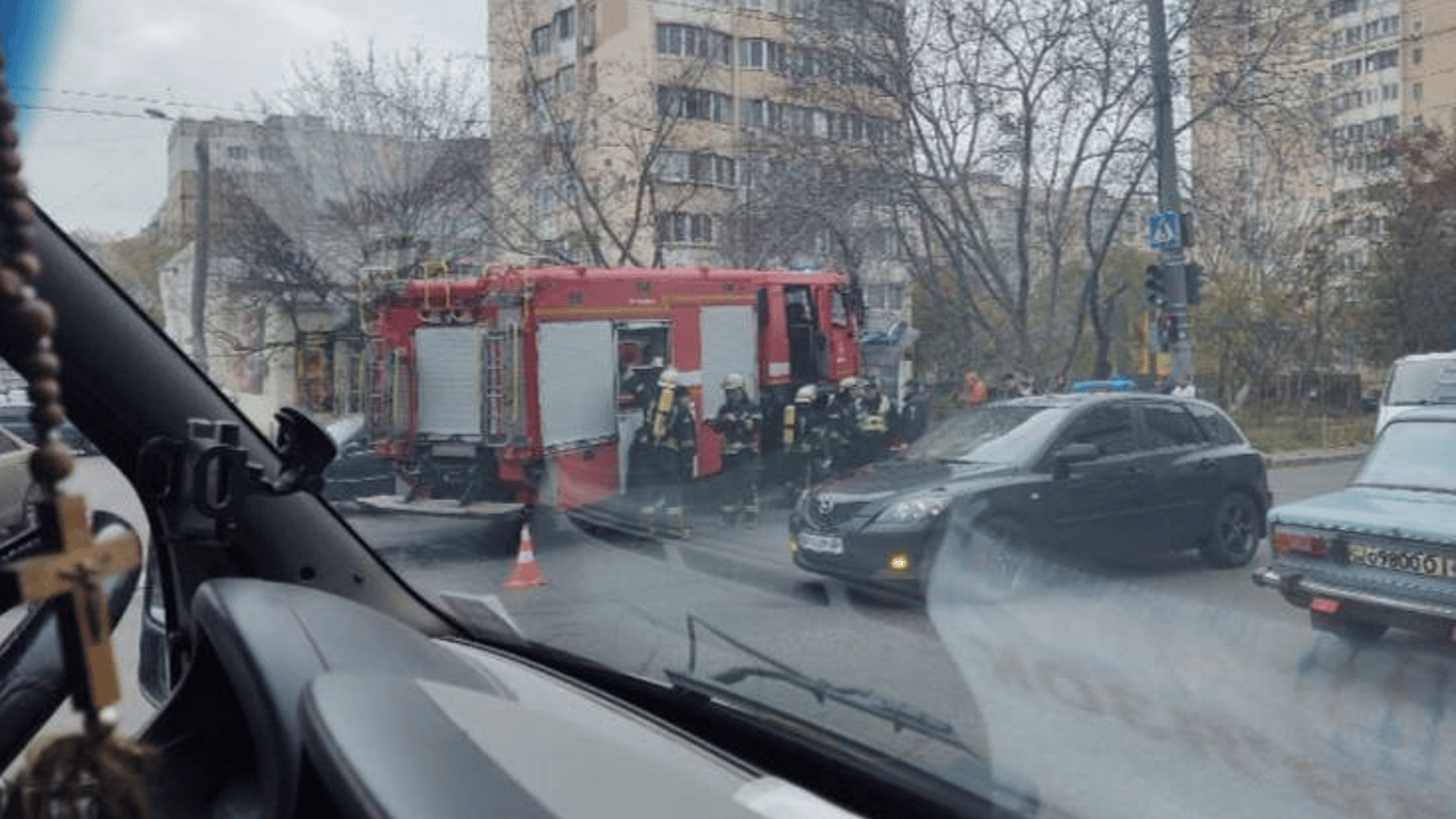 В Одессе пожарная машина снесла МАФ - фото
