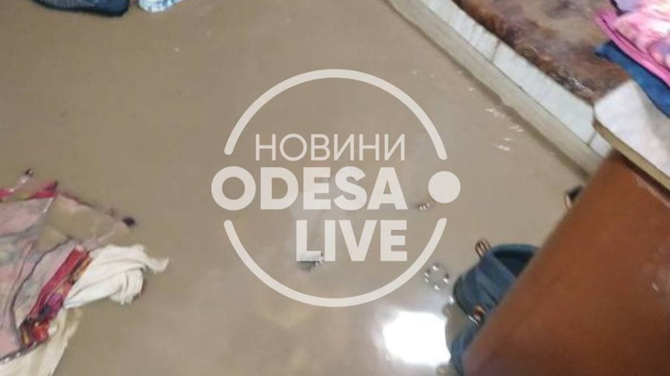 В Одесі прорвало водопровідну трубу і затопило житловий будинок