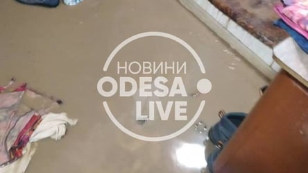 Комунальна катастрофа: в Одесі прорвало водопровідну трубу і затопило житловий будинок. Відео (ОНОВЛЕНО) - 285x160