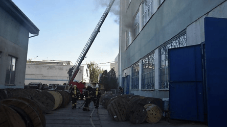 В Одесі сталася пожежа на складі з готовою продукцією заводу "Одескабель" - 285x160
