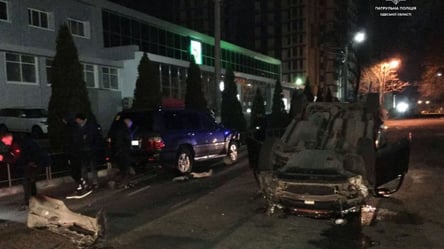 В Одесі внаслідок ДТП перекинулася автівка. Фото - 285x160