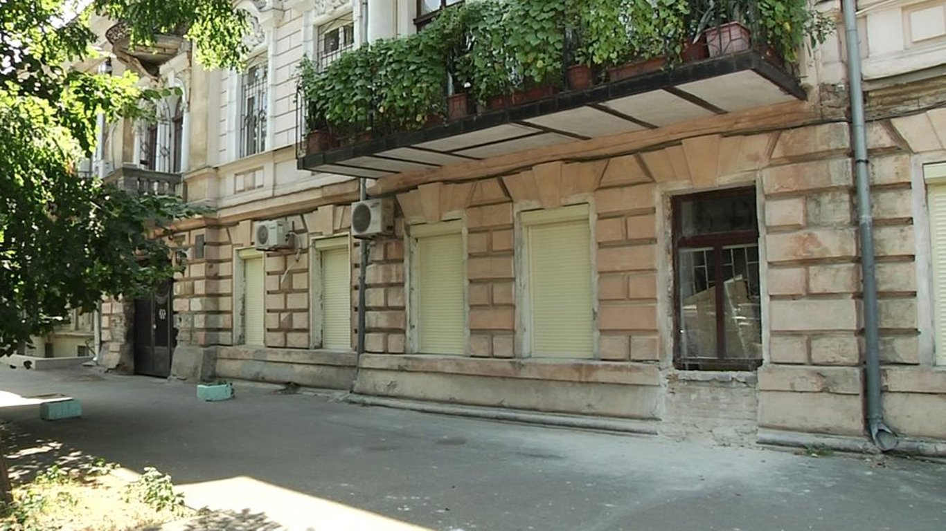 В Одессе пытались прорубить двери на фасаде исторического дома