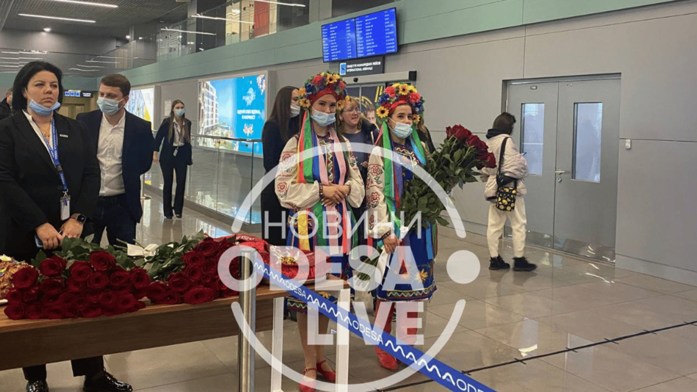 В Одессе открытый рейс в Катару встречали с оркестром, тортом и Трухановым
