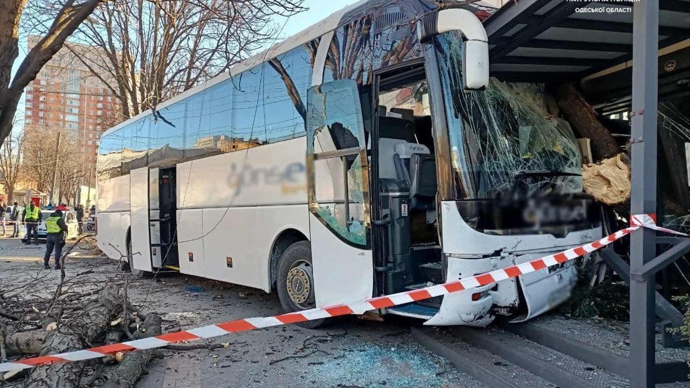 В Одессе рейсовый автобус врезался в салон Harley-Davidson
