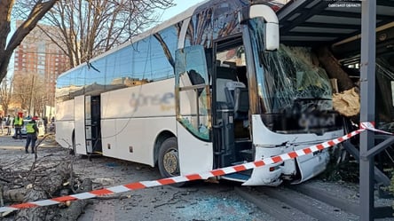 В Одесі рейсовий автобус врізався в салон Harley-Davidson. Фото, відео - 285x160