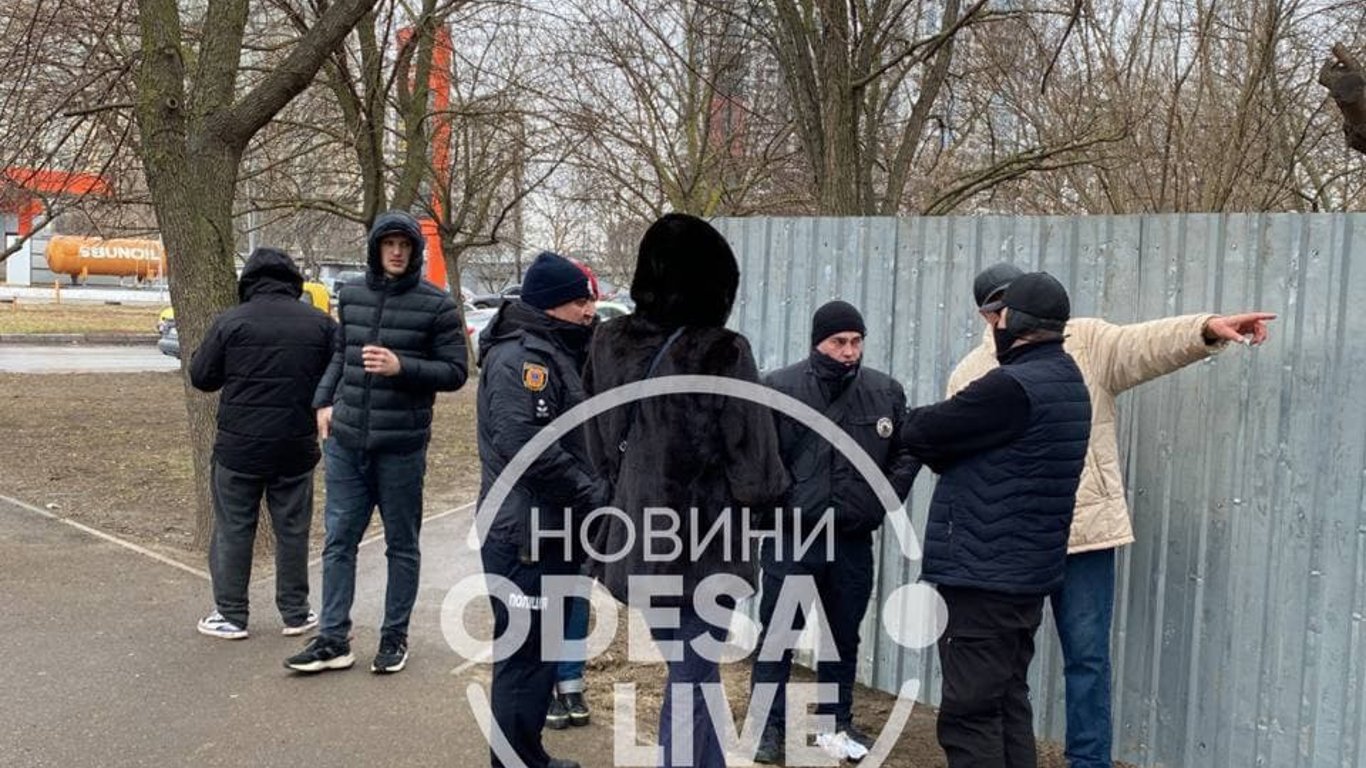 В Одессе, на Архитекторской, местные жители снесли незаконный забор