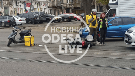 В центре Одессы легковушка и мопед курьера не поделили дорогу: есть пострадавший. Фото - 285x160