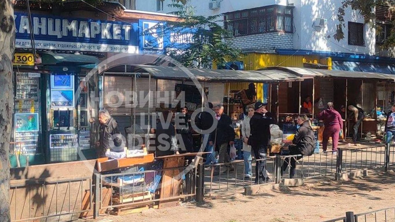 Комунальники ліквідовують стихійний ринок біля Будинку меблів в Одесі