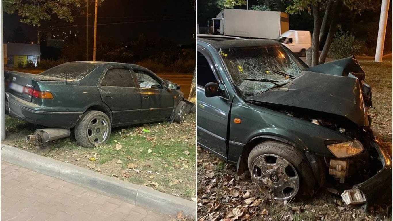 В Одесі Toyota Camry влетіла у дерево на заправці WOG - водій у лікарні