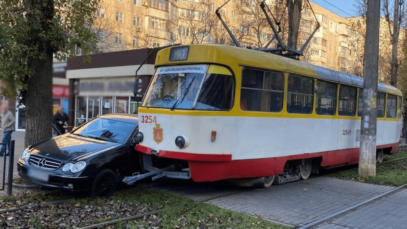 В Одессе трамвай прижал легковушку к дереву — фото