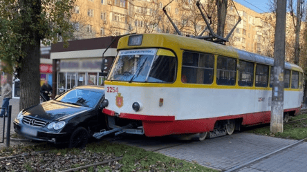 Неудачно проскочил: в Одессе трамвай прижал легковушку к дереву. Фото - 285x160