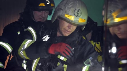 Автомобили мешали спасателям: в Одессе тушили пожар на девятом этаже - 285x160