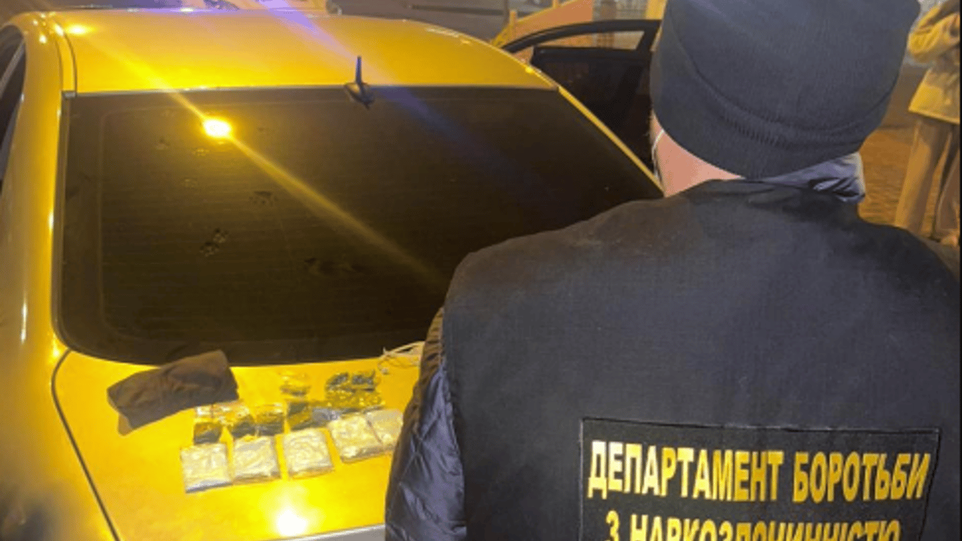 В Одесі у жителя області знайшли крупну партію наркотиків в авто - фото
