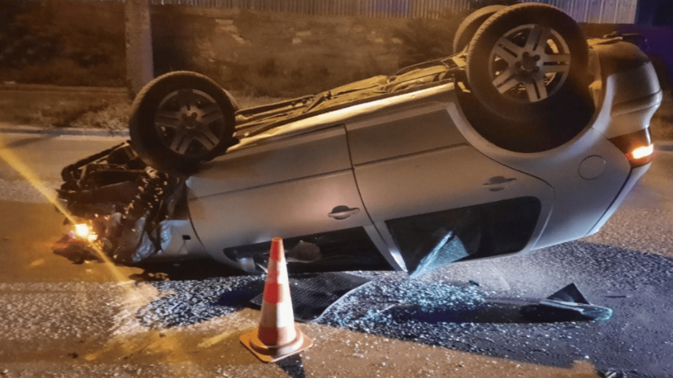 В Одесі внаслідок ДТП перегорнулася автівка - є постраждалий