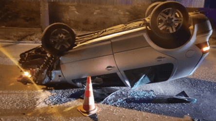 В Одесі внаслідок ДТП автівка перевернулася на дах: є постраждалий - 285x160