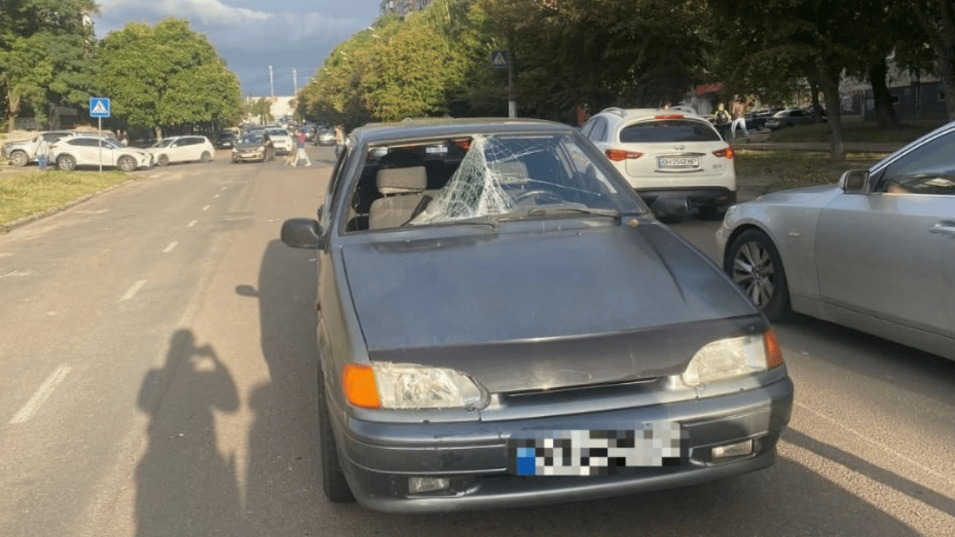 В Одессе ВАЗ наехал на подростка на пешеходном переходе