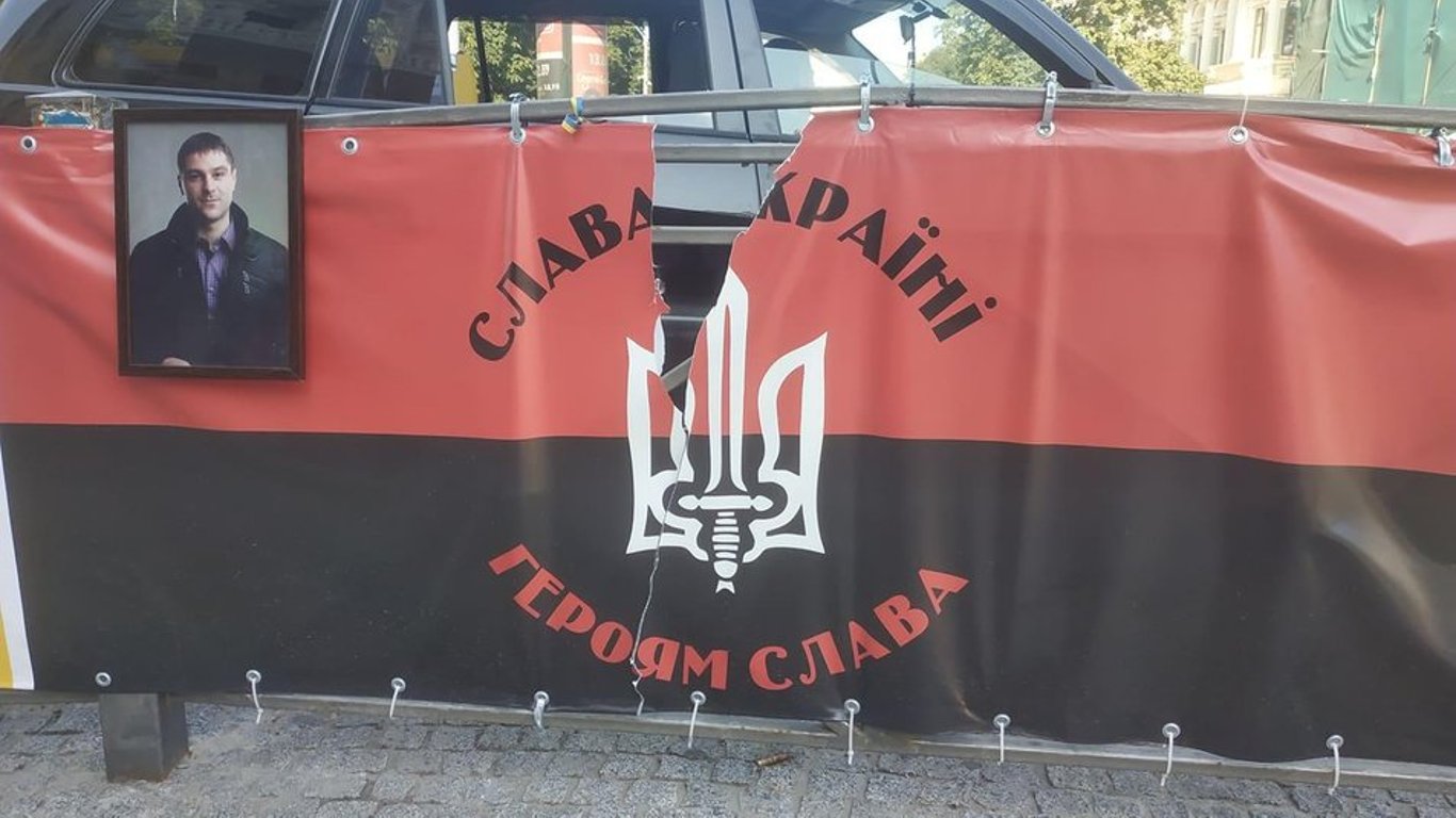 В Одессе во второй раз повредили баннер с государственным гербом на мемориале погибшим 2 мая