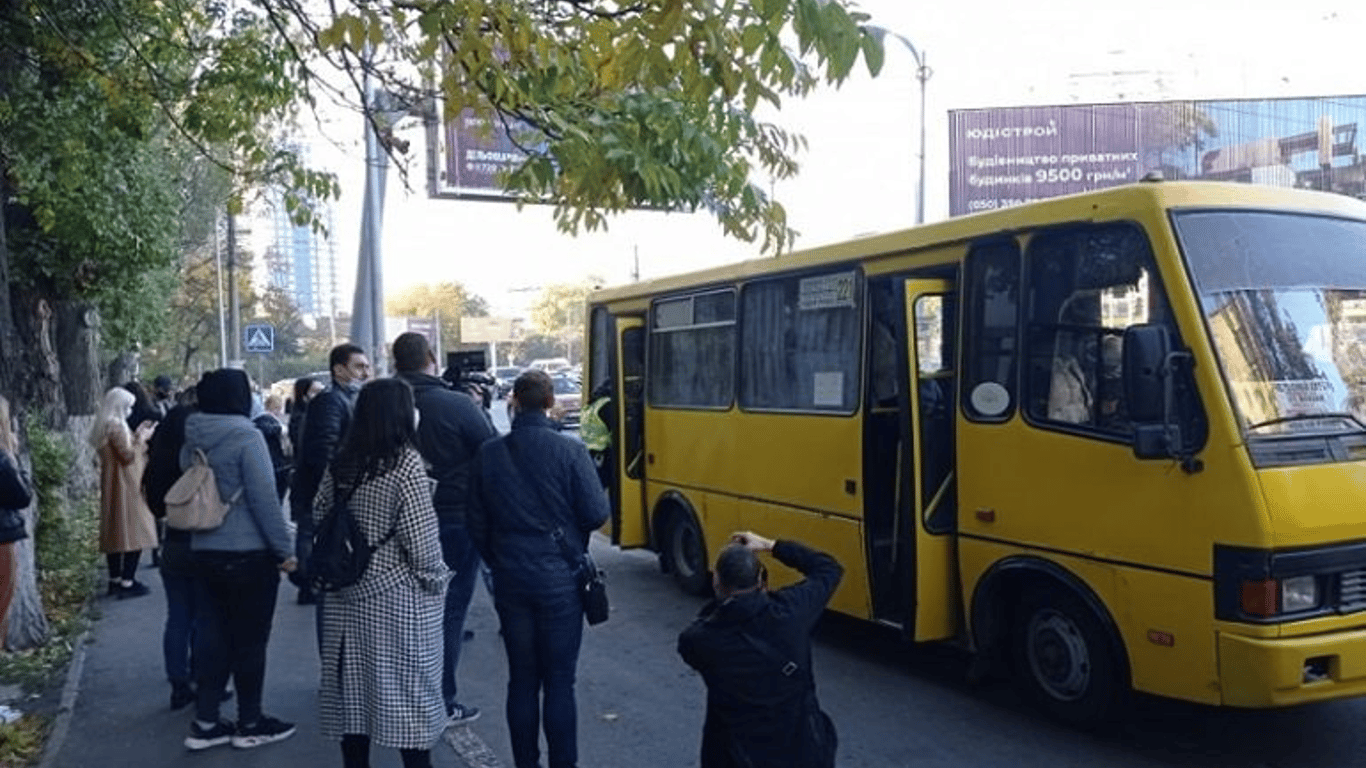 В Одесі водіїв маршруток штрафують через стоячих пасажирів - фото